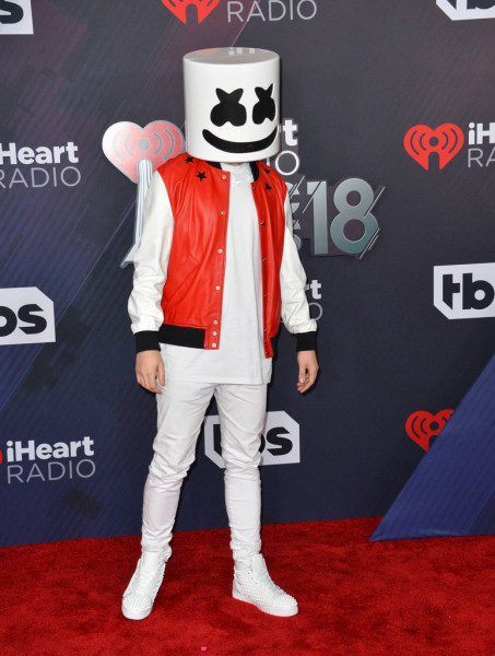 portalmellogang's tweet photo. ''One Thing Right'' by @marshmellomusic and @kanebrown moved up 301 positions on iTunes US and establishes itself at #816.
Currently, the DJ has 3 songs charting simultaneously on this iTunes, #LeaveBeforeYouLoveMe, #OneThingRight and #Happier https://t.co/hOV1MTTE0X