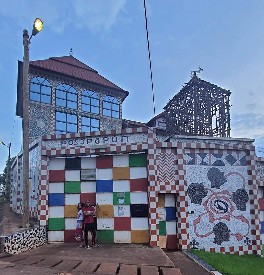 keuhein's tweet photo. [#PAINTING]
@bandjounstation
@if_cameroun
#repost
"Bandjoun Station, l'Institut français et l'ambassade de France ont le plaisir d'accueillir Boris Anje artiste visuel et Barbara Asei-Dantoni , designer et artiste pluridisciplinaire  pour un mois de résidence à Bandjoun Station." https://t.co/VSgs02MNnG