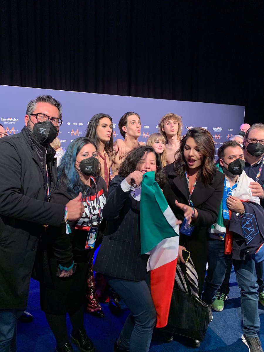 ElisaDospina's tweet photo. I giornalisti italiani festeggiano con i @thisismaneskin la vittoria dell’ @Eurovision #eurovision #Escita https://t.co/OLH9NzIMQx