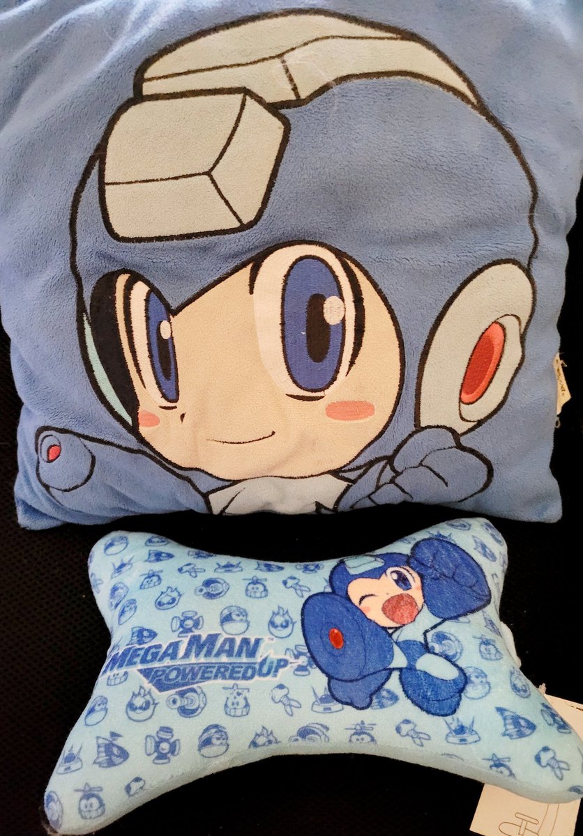 Ramona_cool's tweet photo. Its a slow #saturday so whats in my megaman merch this time? First up its a megaman towel. I used it a couple of times then saved it ๐ then is the pillow and car head pillows. My sister gets me mm merch every bday lol ๐ #megaman #megamanmerch #SaturdayVibes https://t.co/GhnynJOmZa