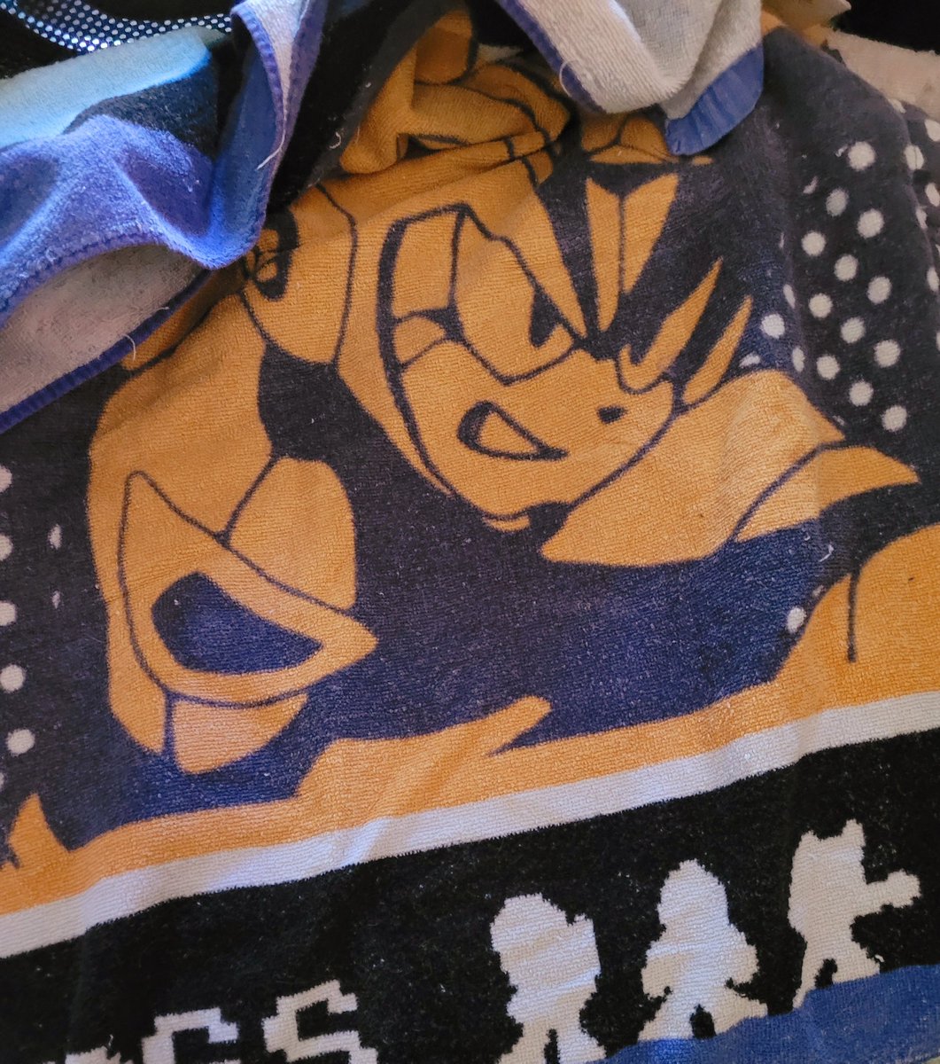 Ramona_cool's tweet photo. Its a slow #saturday so whats in my megaman merch this time? First up its a megaman towel. I used it a couple of times then saved it ๐ then is the pillow and car head pillows. My sister gets me mm merch every bday lol ๐ #megaman #megamanmerch #SaturdayVibes https://t.co/GhnynJOmZa