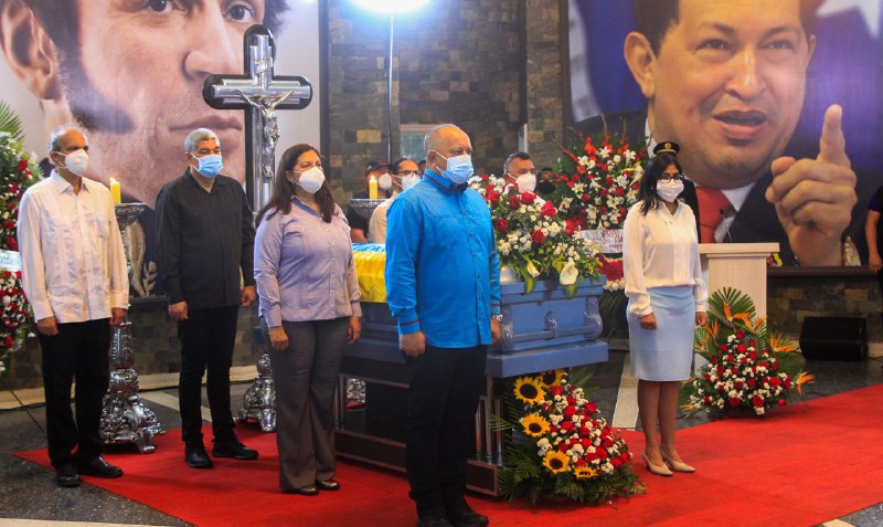 gestionperfecta's tweet photo. En Capilla Ardiente, decimos hasta luego a un hombre incansable que amó profundamente a la FANB, a la Patria y que siguió fielmente los valores de nuestro Comandante Chávez. El GJ García Carneiro fue un Revolucionario a carta cabal, que entregó su corazón por entero a La Guaira https://t.co/35svdKhsEW