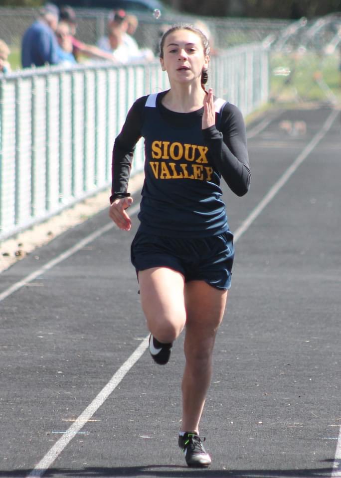 FieldSioux's tweet photo. State Qualifier in 4x400 https://t.co/Na06V8w70s