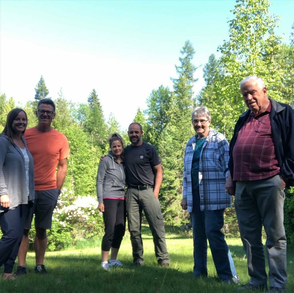 tomgreentree's tweet photo. Happy 90th Birthday to dear Anna Lee! We enjoyed a wonderful outside celebration today with these special friends. https://t.co/2C5MnItCt7 https://t.co/JoHcXaArKl