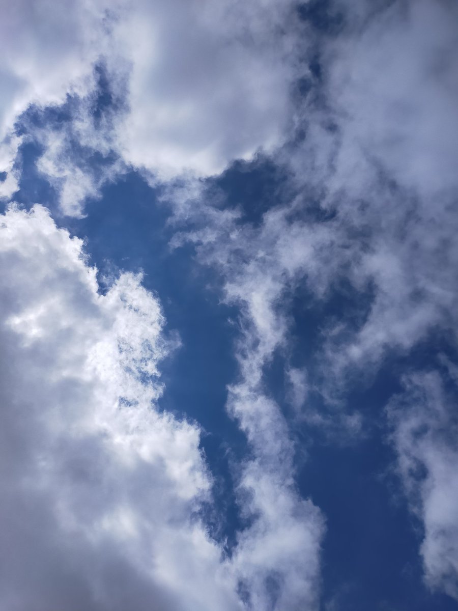 葛飾はる坊 埼玉県三郷市のホームセンター 空を見上げたら雲のすき間から青空が見えて気持ち良い イマソラ いまそら