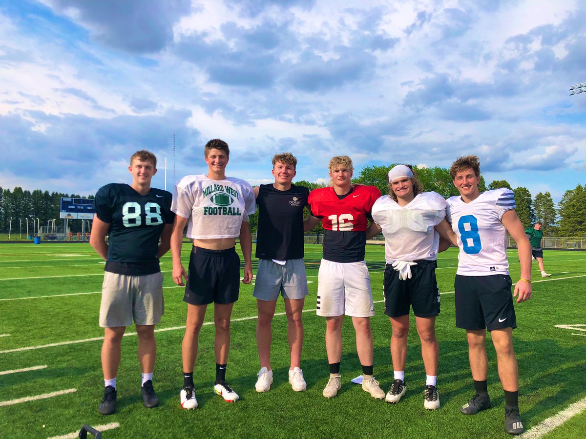 thaden_trace's tweet photo. Had a great day today @dordtuniversity got to get the pads on and had some fun w the tight ends, thank you @Coach_Mingo for the invite! #boilingblood https://t.co/u2yJTonkU8