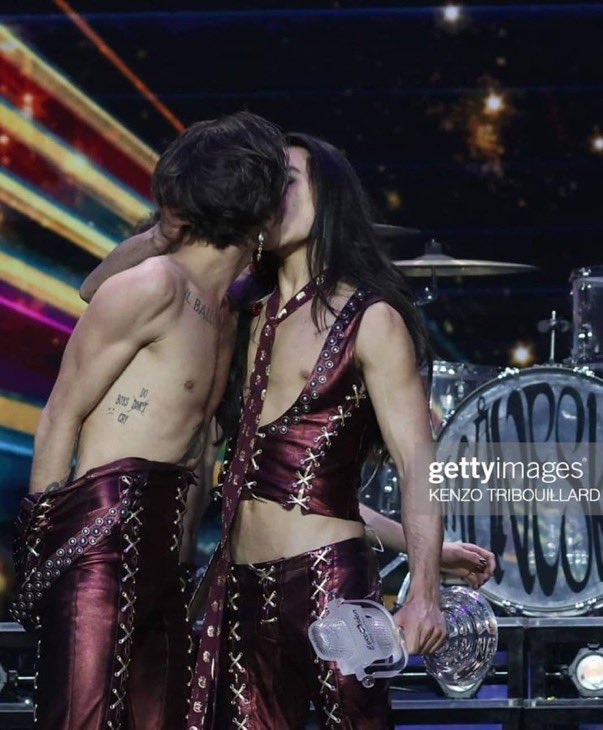 misha_clee's tweet photo. #EUROVISION 
победители предыдущих годов: радуются скромненько, плачут
италия 2021: https://t.co/WTwOoybHMR