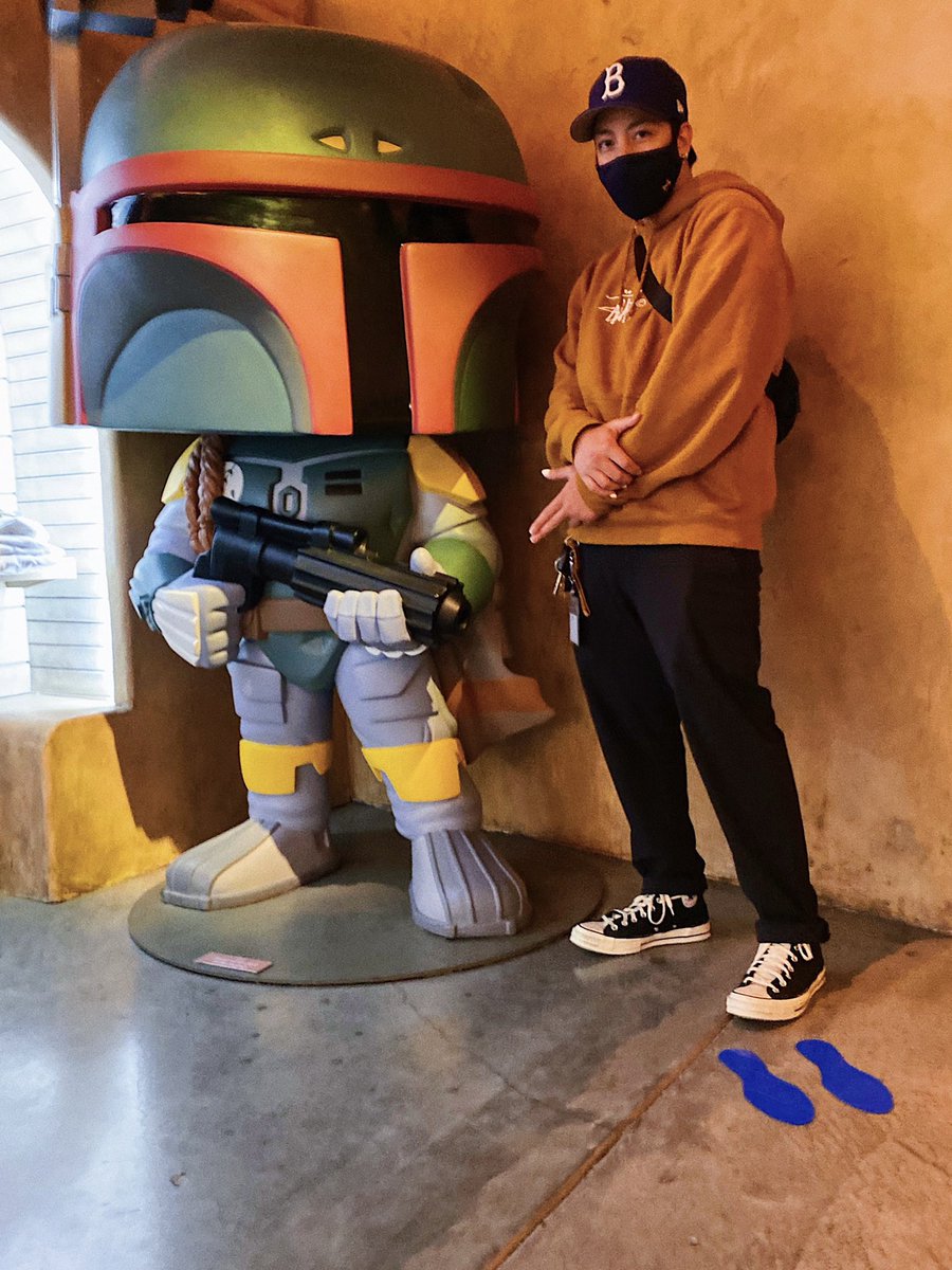 tylerr__27's tweet photo. I’m the dorky character with the hot gf https://t.co/vUWaX81e11