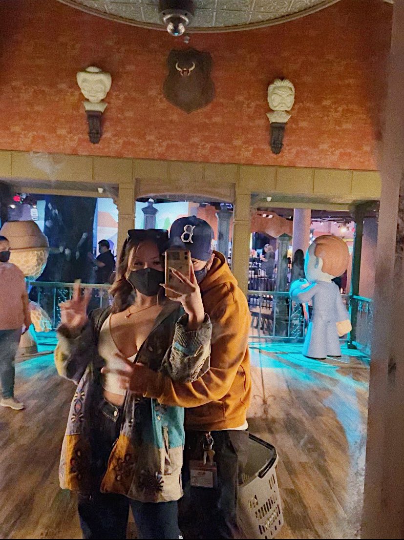 tylerr__27's tweet photo. I’m the dorky character with the hot gf https://t.co/vUWaX81e11