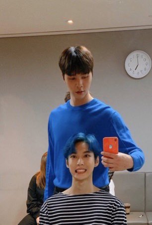 markismymusic's tweet photo. 아 서쟈니 ㅋㅋㅋㅋㅋ 도영이 염색머리색이랑 자기 옷이랑 같다고 사진찍는거 둘다 너무 귀여움 https://t.co/KEFo5JkULY