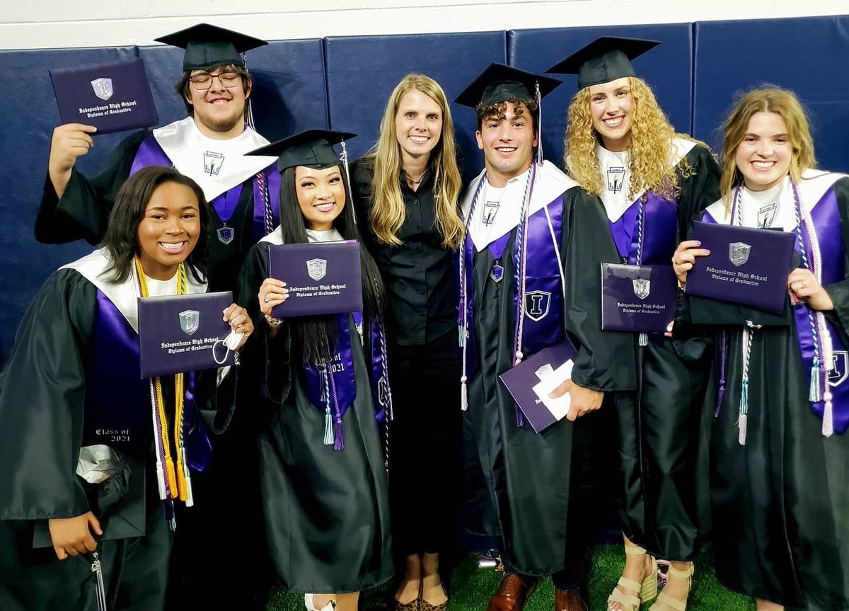 IHS_Ambassadors's tweet photo. ✌2021 graduates! 🎓 @montemayor_51 @paigexhayden @_murph15 @EmmaSimp03 https://t.co/jvUs38NNoO
