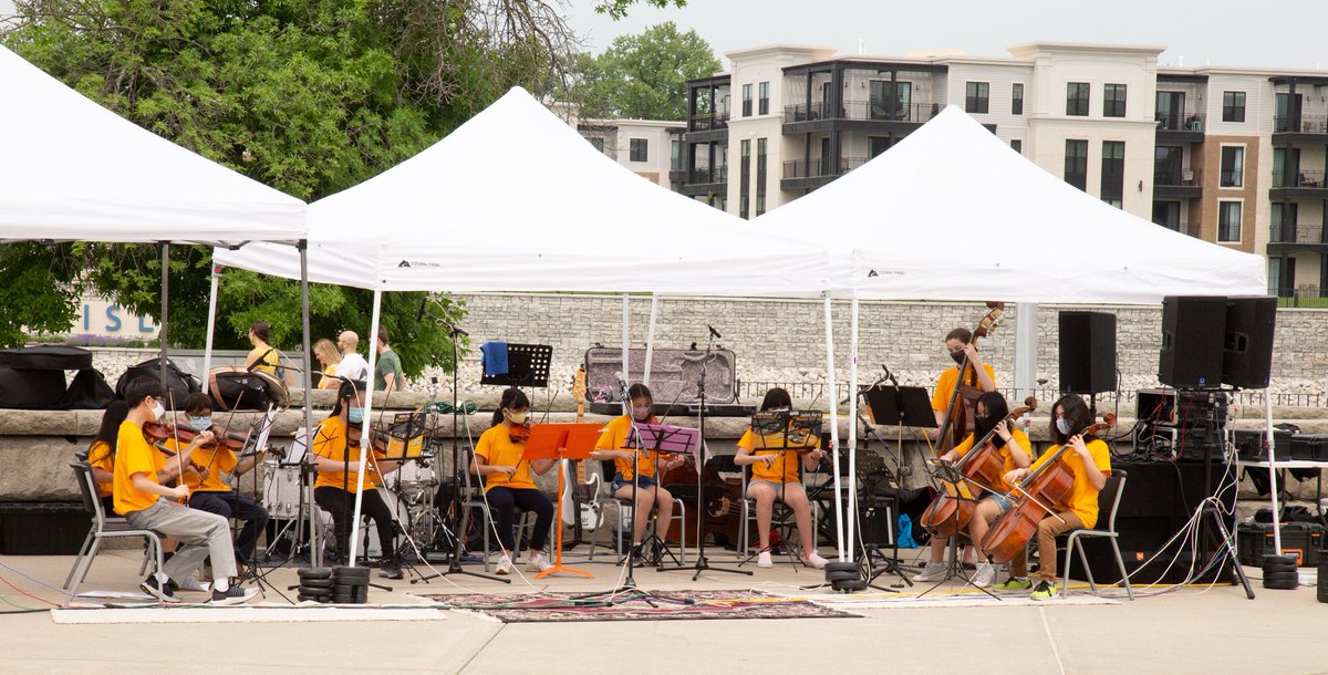 EmpireStateYO's tweet photo. What an incredible day! For the first time in 15 months, ESYO musicians played the music they love as a gift to their community. It was great to see so many people stop by and enjoy the sweet sound of live music. #soundtogether #springupesyo https://t.co/gSEtvD6i8o