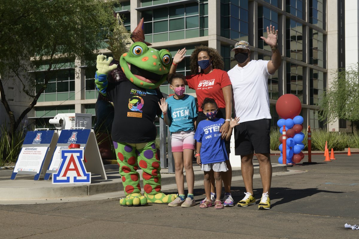 AllisonOtu's tweet photo. It felt remarkable to be back on the #PhoenixBiomedicalCampus seeing our friends and community members at the #Connect2STEM Drive-Thru Event today. We were inspired by our exhibitors, students, and community partners who came together to celebrate #STEM! https://t.co/RS2MtMfeyc