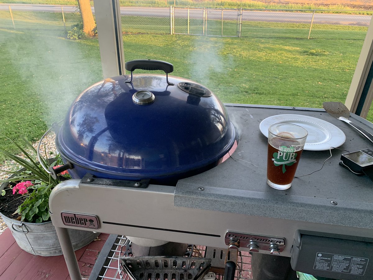 AgronoGuy's tweet photo. The perfect way to end a day full of sun and soccer!  #beertime #webertime @WeberGrills #MurphysPub https://t.co/7zrs5GFki8