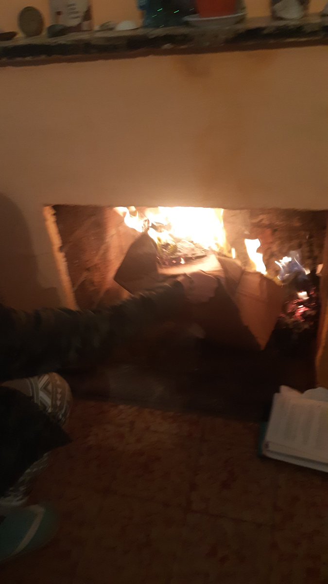 KattMengoni's tweet photo. prendiendo la estufita mientras #faraonavive https://t.co/i1JACotcwh