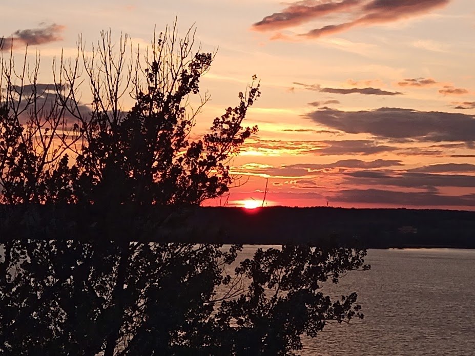 Another B E A U T I F U L #OttawaRiverSunset on this #HolyVigil of #Pentecost

#GloryToGod

#Ottawa #OttawaRiver #MyOttawa