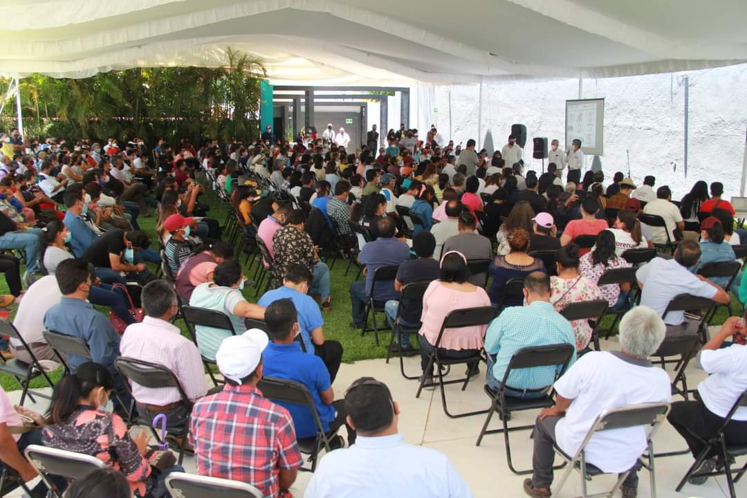FMartinezNeri's tweet photo. En reunión de capacitación con la estructura electoral en defensa del voto de @MorenaOaxacaOf, refrendamos nuestro compromiso por construir una patria democrática.

En la cuna de la #4T, la transformación de México avanza. 

#VotoxNeriVotoxMorena
#OaxacaYaDecidió 
#NeriPresidente https://t.co/0TnkqXbann