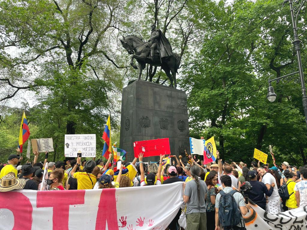 rueda_suelta's tweet photo. #SOSColombiaDDHH
Masiva movilización en #NuevaYork solidarizandose por la brutal represión del Gobierno de @IvanDuque El mundo entero está mirando a Colombia #ElMundoConColombia https://t.co/fjMhhC7QWM
