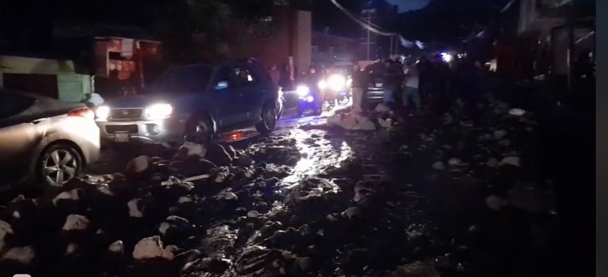 #LluviasGT | Las correntadas de agua acompañadas de piedras y lodo, mantienen bloqueado un carril en la la carretera entre la ciudad de Quetzaltenango y Almolonga, el paso es lento en el sector.

#RegiónMásNoticias