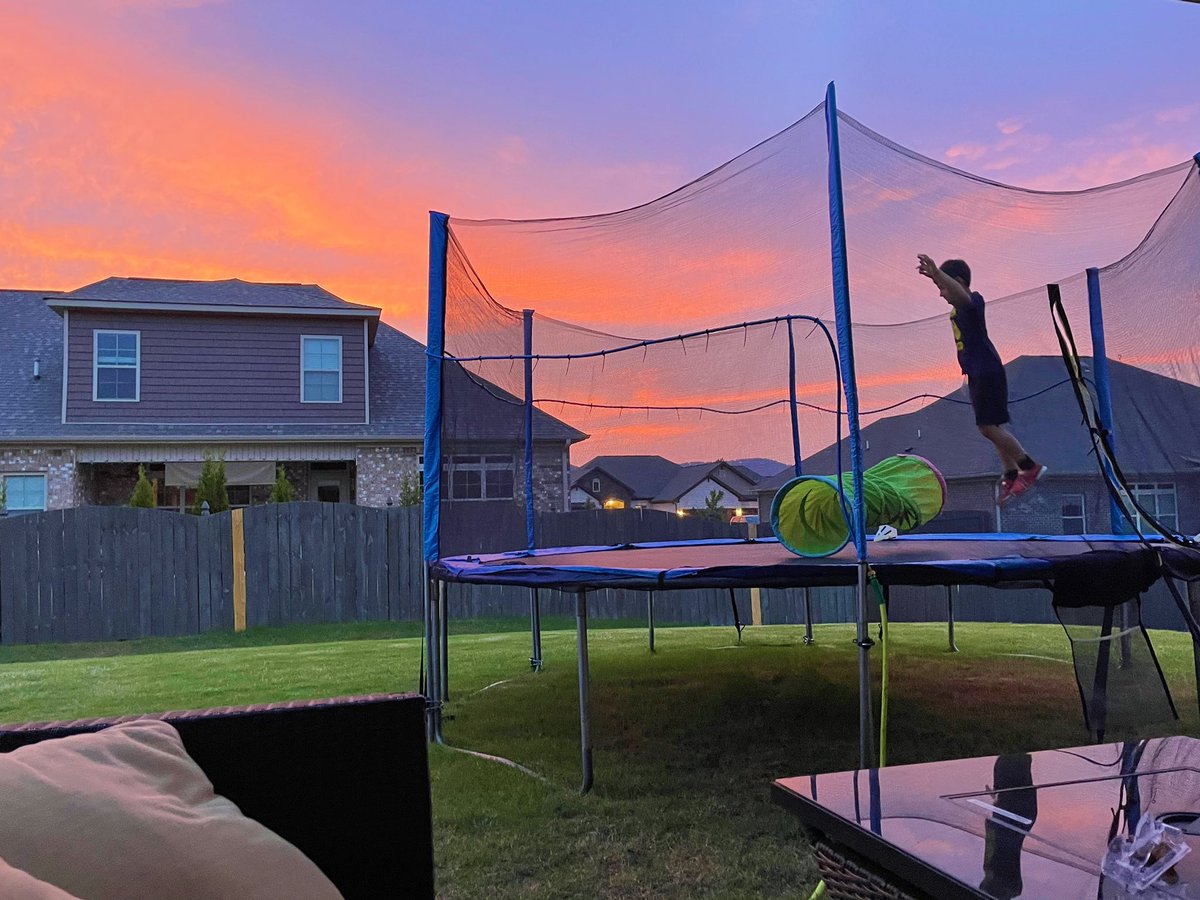 ThatMattSloane's tweet photo. @NWSHuntsville Beautiful after dinner jump time in Owens Cross Roads https://t.co/XFvQZjhpql