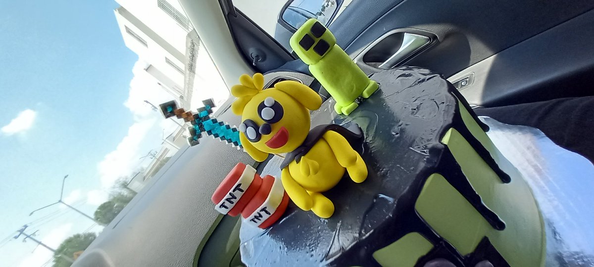Rexfire963's tweet photo. Hoy cumple años de mi hermanito menor que cumple 6 añitos y fiel fan de @MikecrackYT y por que no su pastel de su YouTuber favorito :333 https://t.co/LSdNbyGRDV