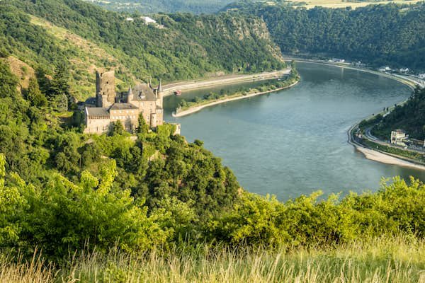 LordConEstirpe's tweet photo. •Agradezco a mis aldeanos por complacerme con tan selecto repertorio musical. Me recuerda a mi primera infancia en la mansión de mis padres al lado de El Rin en los Alpes Suizos. https://t.co/rdyNVhWgTY