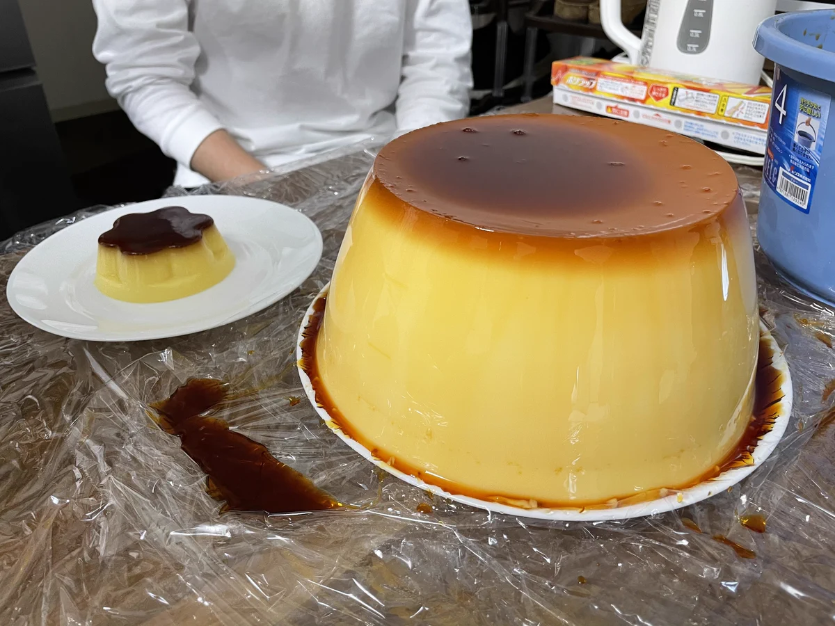デカさだけじゃない！？バケツプリンが想像以上に上手くできたwww