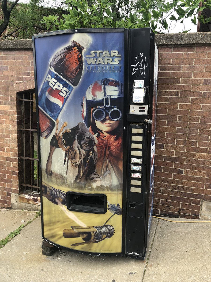 Les_Shu's tweet photo. A vending machine that time forgot. https://t.co/lTA9BhgvqI