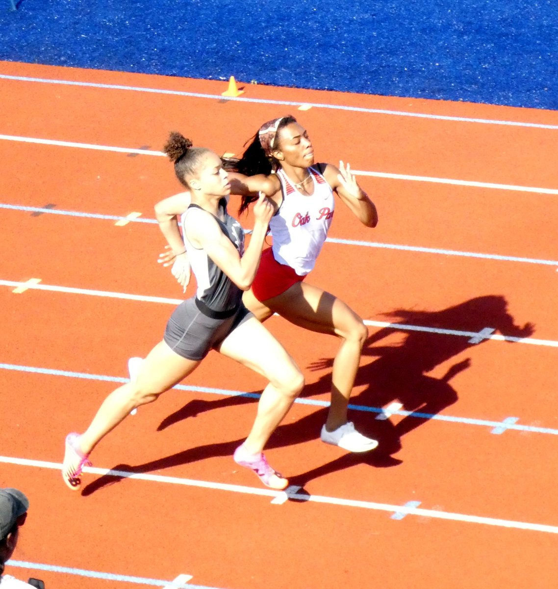 GIRLS 400: <a href="/RoundtreeJada/">Jada Roundtree</a> and @Leeah_trackstar are 2 of the toughest competitors I've ever seen. Jada won this see-saw battle, 55.47-55.66