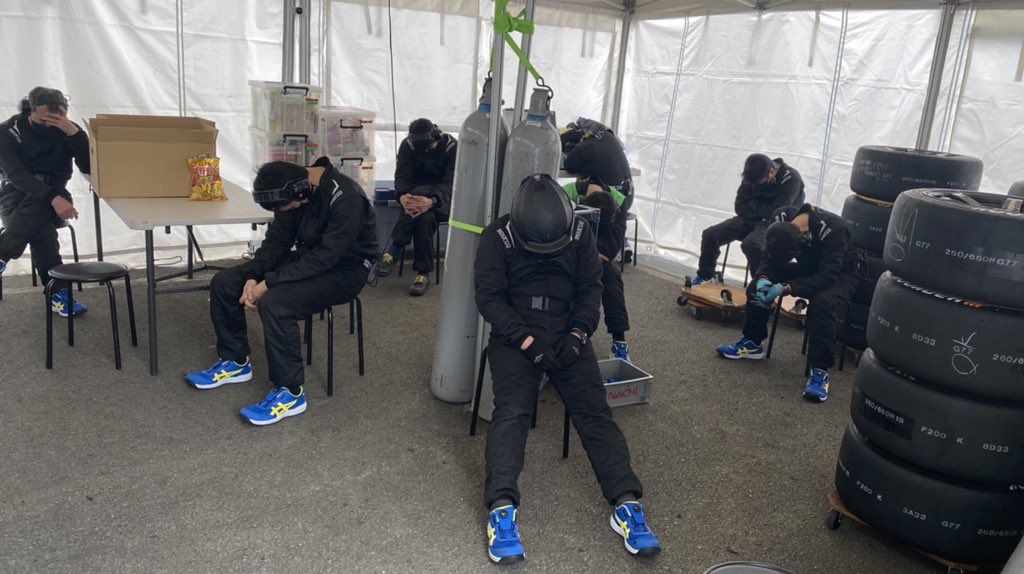 あと4時間半！
今は休んで！
そして、ゴールまで！
がんばれメカニック！

#おはようございます
#全員こんばんは
#メカニック
#がんばって　
#ノンフィクション