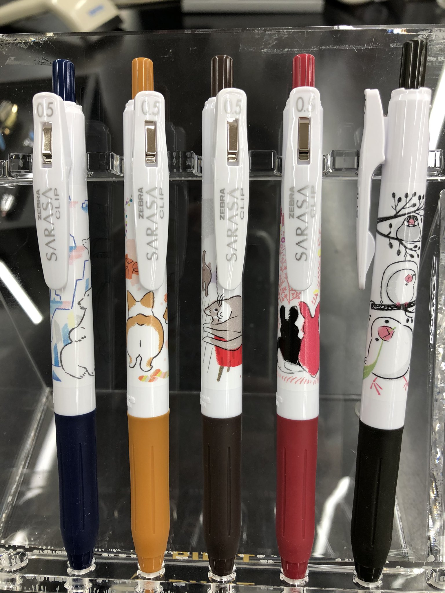有隣堂厚木店 ゼブラより Sarasa アニマルライフスタイル 5種類のアニマルの可愛いイラストが描かれた軸に気持ちが上がること間違いなし 替え芯もご用意してあり長くお使いいただけます 3階にてご用意中です お早めにどうぞ 有隣堂厚木店 ゼブラより Sarasa アニマルライフスタイル 5種類のアニマルの可愛いイラストが描かれた軸に気持ちが上がること間違いなし 替え芯もご用意してあり長くお使いいただけます 3階にてご用意中です お早めにどうぞ