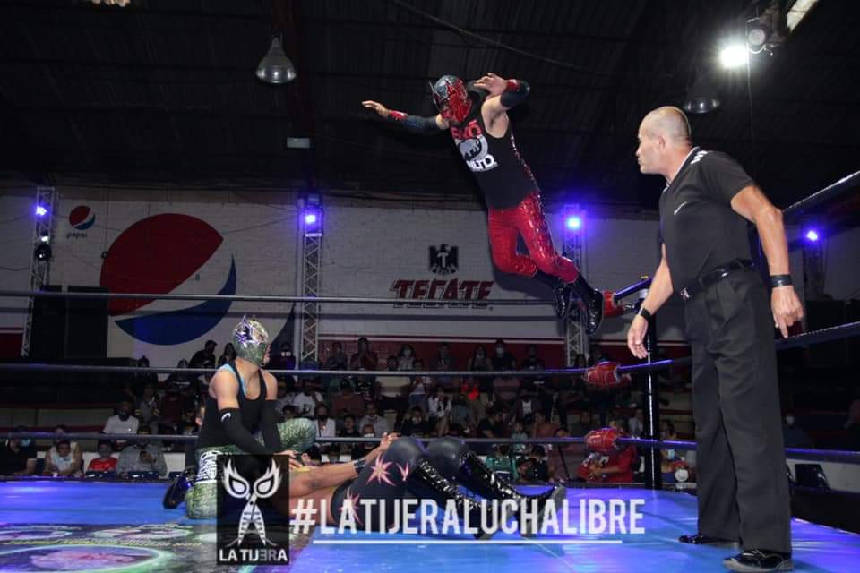 LaTijeraLucha's tweet photo. Mucho dinamismo y valentía en la primera lucha de la función sabatina de la #ArenaLopezMateos, la cual es para la pareja de #EmperadorBrillante y #Novasonic al rendir en el centro del ring en la tercera caída a #RedDemon y #MuerteAzteca...
#latijeraluchalibre https://t.co/85ty4Fyozq