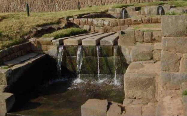 EmbSuizaPeru's tweet image. El Parque Arqueológico de #Tipón cerca de #Cusco es una obra maestra de ingeniería e hidráulica inka. Su adecuada conservación y mantenimiento es un ejemplo del permanente trabajo del Ministerio de Cultura. @MinCulturaPe @alexperec @Promperu @VisitPeru