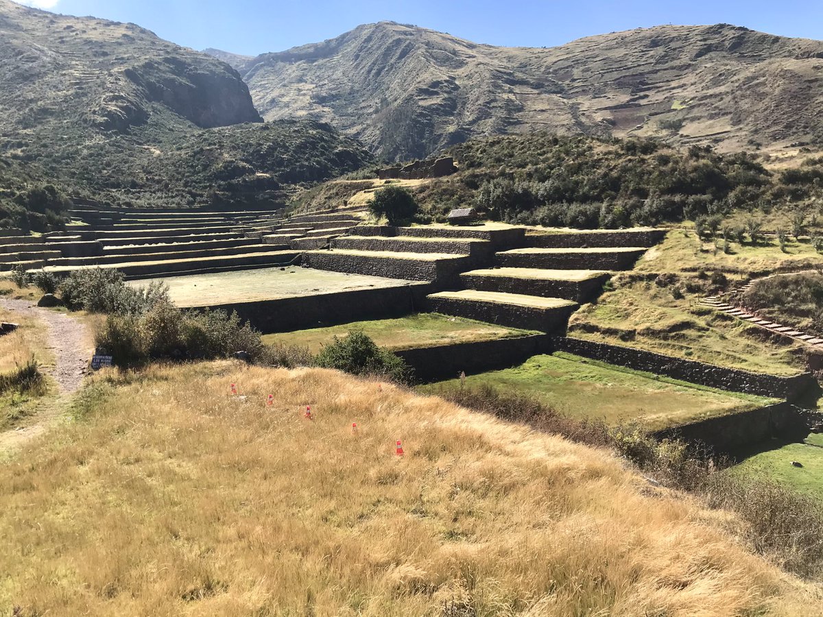 EmbSuizaPeru's tweet image. El Parque Arqueológico de #Tipón cerca de #Cusco es una obra maestra de ingeniería e hidráulica inka. Su adecuada conservación y mantenimiento es un ejemplo del permanente trabajo del Ministerio de Cultura. @MinCulturaPe @alexperec @Promperu @VisitPeru