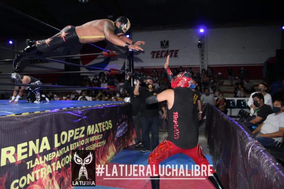 LaTijeraLucha's tweet photo. Mucho dinamismo y valentía en la primera lucha de la función sabatina de la #ArenaLopezMateos, la cual es para la pareja de #EmperadorBrillante y #Novasonic al rendir en el centro del ring en la tercera caída a #RedDemon y #MuerteAzteca...
#latijeraluchalibre https://t.co/85ty4Fyozq