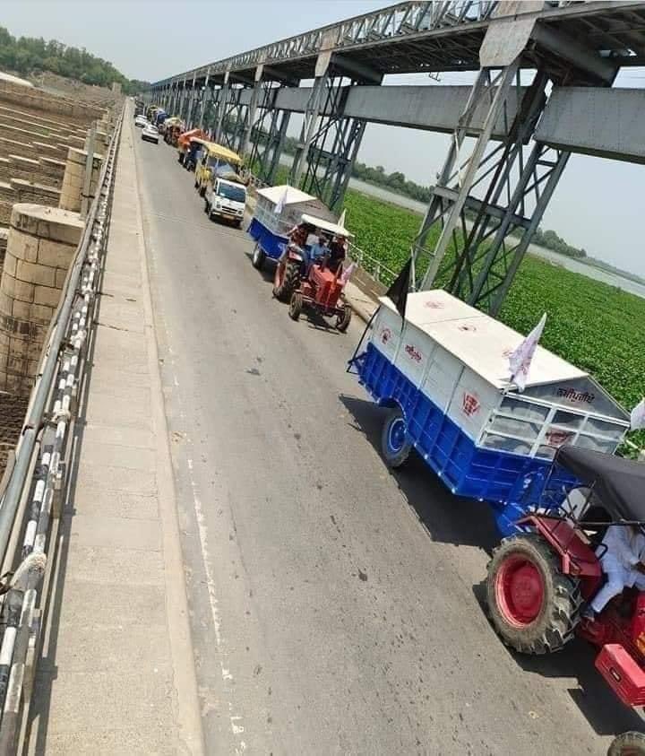 itsBrarBaby's tweet photo. There are thousands of tractors-trolleys coming at Singhu Delh border from Punjab.

#FarmersFightFascistModi https://t.co/5xQMGuzW4N
