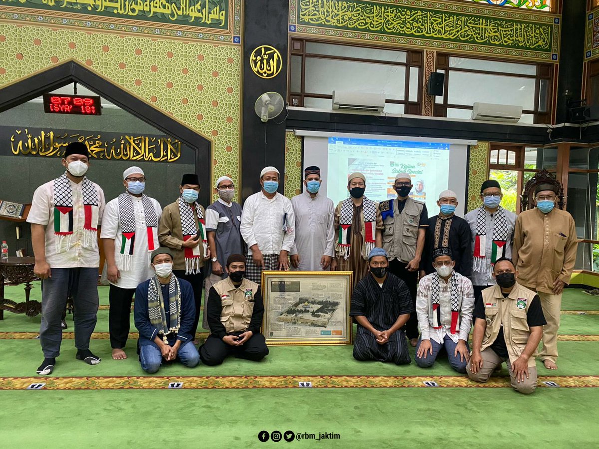 RBM_JakTim's tweet photo. Foto bersama panitia, DKM Masjid Al Muhajirin, Syaikh Adham Al-Najjar Al-Hafizh dan tim Al Quds Amanaati Indonesia (AAI).
Jazakumullah khair untuk semua yang telah mendukung dan hadir secara langsung maupun online.
#SpiritofAqsa
#RelawanBaitulMaqdis
#BaitulMaqdis
#AlAqsha
#alquds https://t.co/WIGyqSWzJc