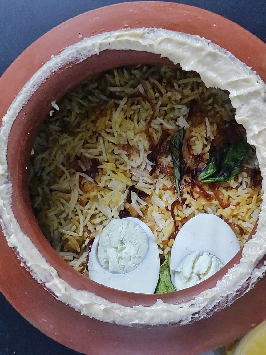 PushpeshPant's tweet photo. Delightfully surprised by enchanting flavour of home cooked biryani lovingly 4 family n friends! Hyderabad House not a commercial venture but ladies in z house trying 2 beat lockdown blues! Closely related 2 legendary bookshop z Midland. Outstanding salan n Double ka Meetha. https://t.co/8seEEYH1hU