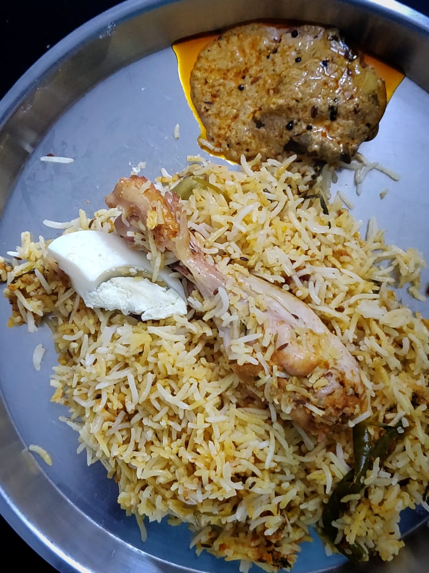 PushpeshPant's tweet photo. Delightfully surprised by enchanting flavour of home cooked biryani lovingly 4 family n friends! Hyderabad House not a commercial venture but ladies in z house trying 2 beat lockdown blues! Closely related 2 legendary bookshop z Midland. Outstanding salan n Double ka Meetha. https://t.co/8seEEYH1hU
