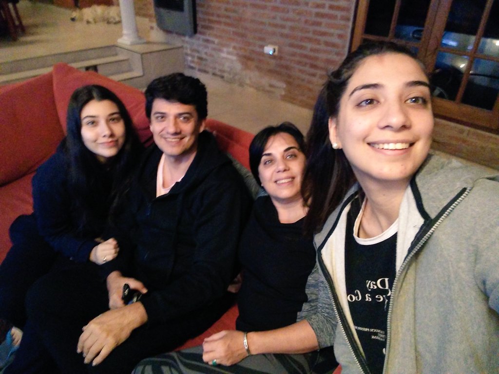 PerlaMadaf's tweet photo. Esperando la pelea en familia #CombateSPACE https://t.co/ihUw10MimR