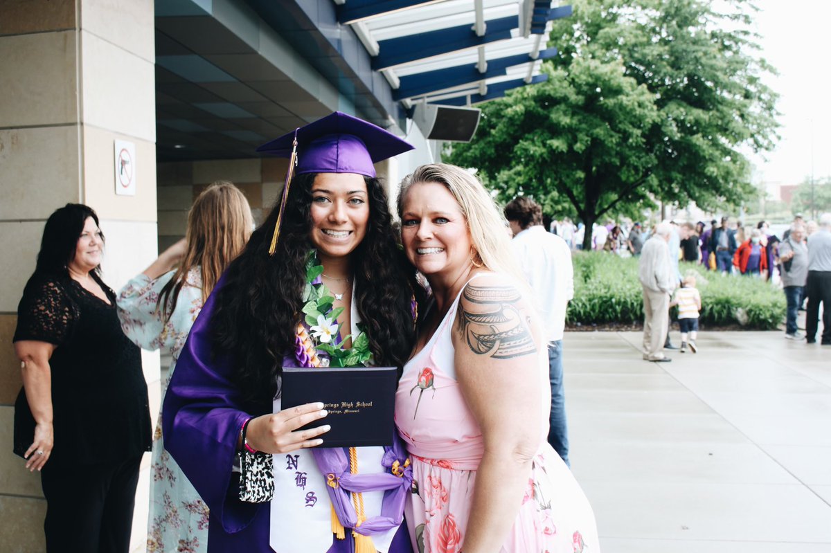 amiedenae's tweet photo. Congrats Taitlynn ! Mom &amp; Dad are so super proud of you! 💜💛 https://t.co/MoY6vcl39z