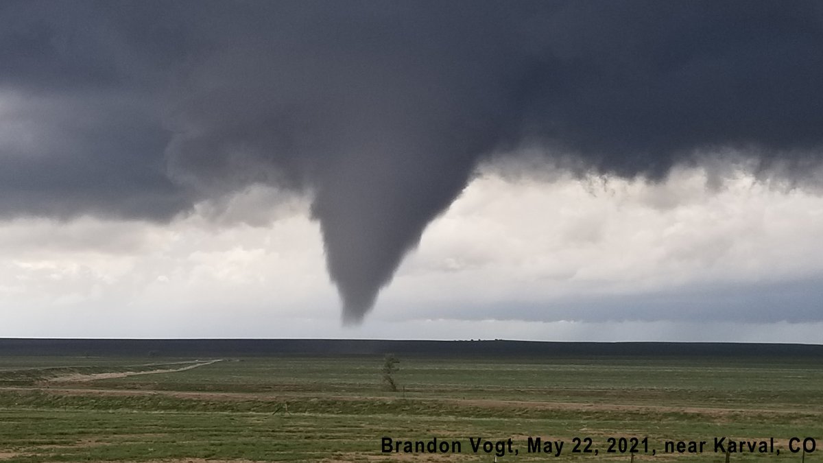 2zmtns's tweet photo. @NWSBoulder ... took these a couple miles west of Karval, CO at 4 pm (chase team: Brandon Vogt (UCCS), Paul Steward (NWS), Steve Hodanish (NWS)) https://t.co/gihjUkmptu