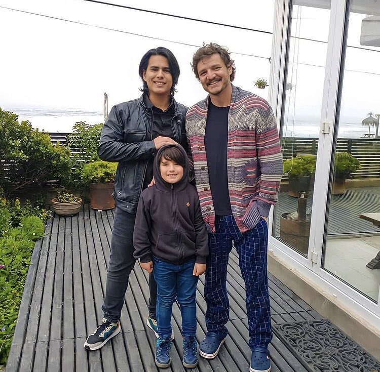 PedroPascalAO's tweet photo. Pedro Pascal con fans en Chile ✨

#pedropascal https://t.co/aDRxUBnfeH