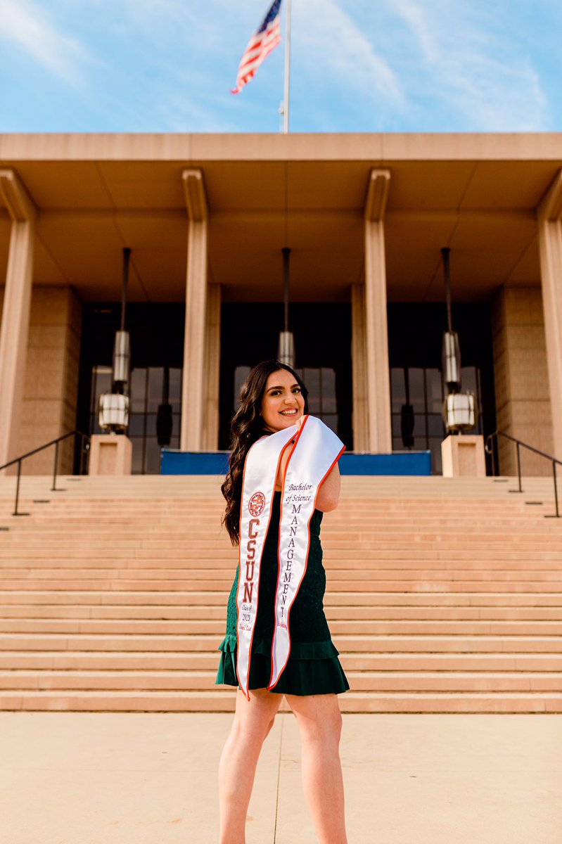 _ileenvargas's tweet image. And just like that my college tweets have come to an end🎓  #CSUNGrad