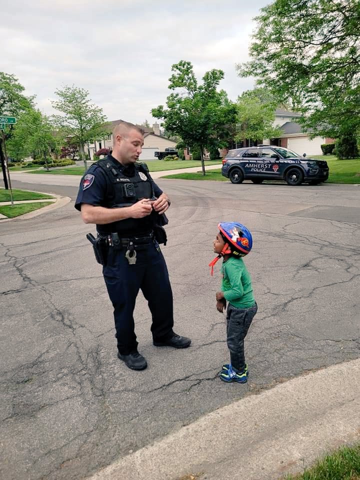amherstpoliceny's tweet photo. [[AMHERST POLICE, NY] -- We received this message tonight. 🚔 Future police officer.

 "𝘔𝘺 𝘬𝘪𝘥𝘴 𝘮𝘦𝘵 𝘈𝘮𝘩𝘦𝘳𝘴𝘵 𝘛𝘰𝘸𝘯 𝘗𝘰𝘭𝘪𝘤𝘦 𝘖𝘧𝘧𝘪𝘤𝘦𝘳 𝘔.𝘉𝘦𝘤𝘩𝘵𝘦𝘭 𝘥𝘶𝘳𝘪𝘯𝘨 𝘵𝘩𝘦𝘪𝘳 𝘦𝘷𝘦𝘯𝘪𝘯𝘨 𝘣𝘪𝘬𝘦 𝘳𝘪𝘥𝘦 𝘪𝘯 𝘵𝘩𝘦 𝘤𝘰𝘮𝘮𝘶𝘯𝘪𝘵𝘺".... https://t.co/HCDNUnbOiF