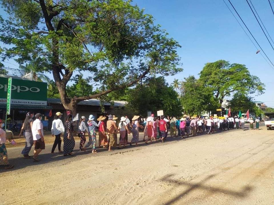 wkhine12's tweet photo. Endless Fight of Civilians Against Dictatorship in Kamma Tsp, Thayet, Magway   Rest of the people in the world are still sleeping but Myanmar couldn’t   We still have democracy to win back #WhatsHappeningInMyanmar #May23Coup https://t.co/ViibY5V7Ty