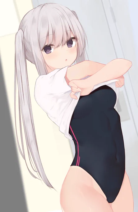 下に水着着てきた子 