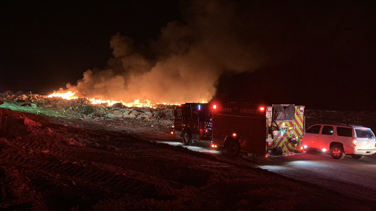 wmbfnews's tweet photo. JUST IN: Crews battle large fire at Horry County landfill ⬇ https://t.co/nAI9G4osr1 https://t.co/CZcSsEP3AU