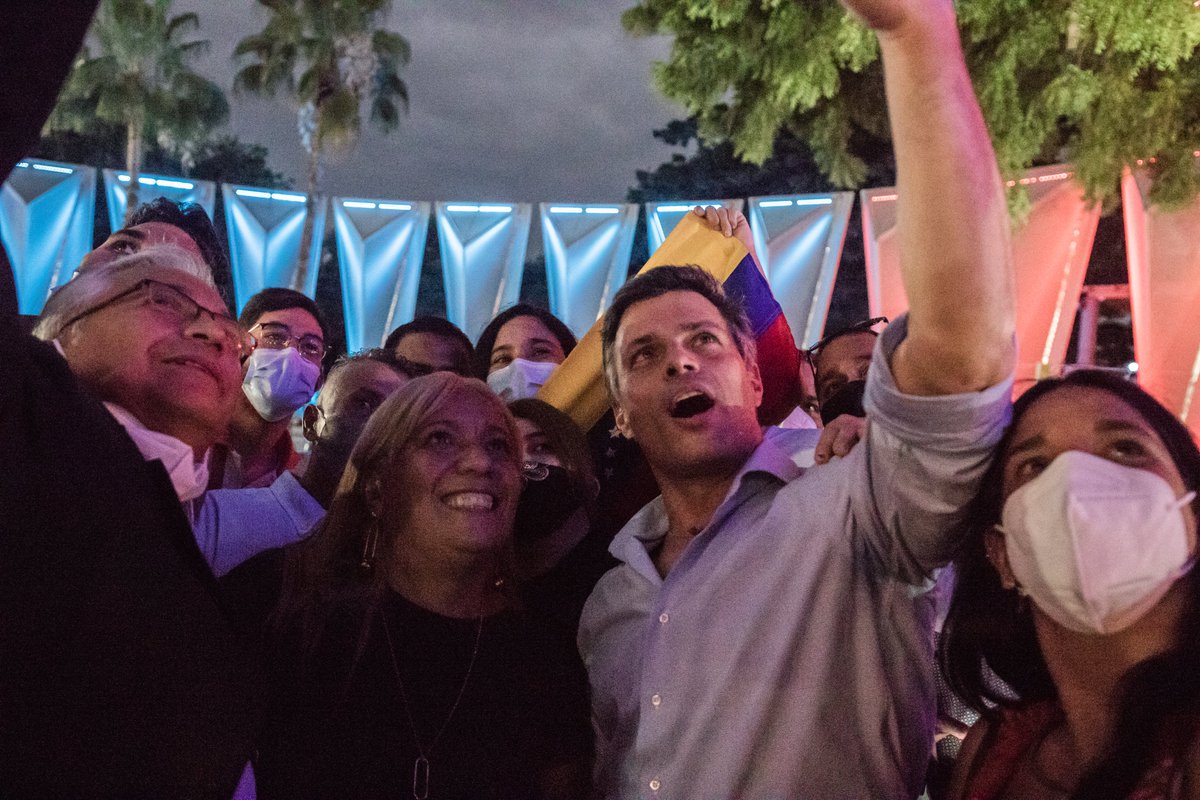 ADJFotografia's tweet photo. El dirigente político @leopoldolopez visitó la ciudad de #Guayaquil en donde se reunió con sus coterráneos. 
Fotos Angel Dejesús. https://t.co/S30qLkK09c
