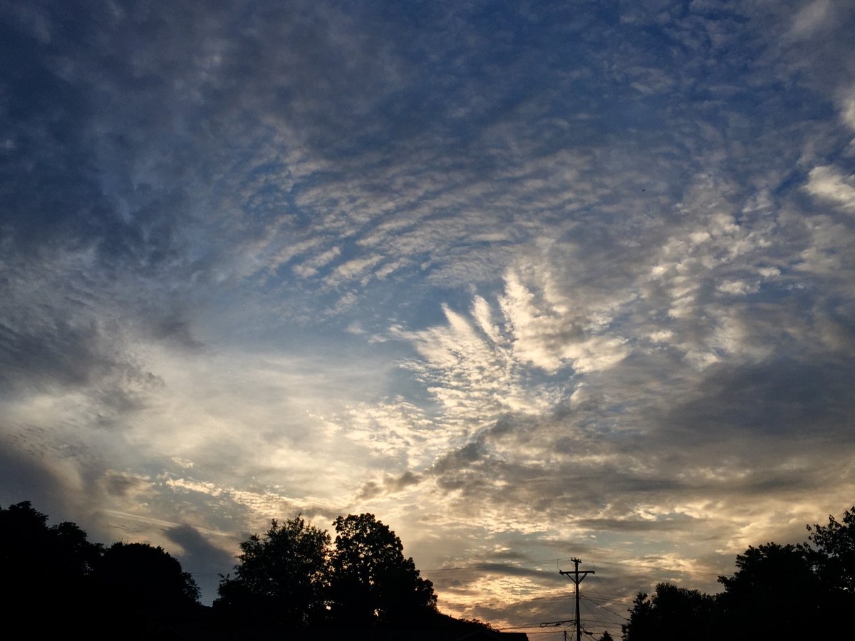 DrDGona's tweet photo. Saturday night, titanium white @Kentuckyweather @WLKYChris @StormHour #BobRossRules #kywx https://t.co/XkrFtN8dhj